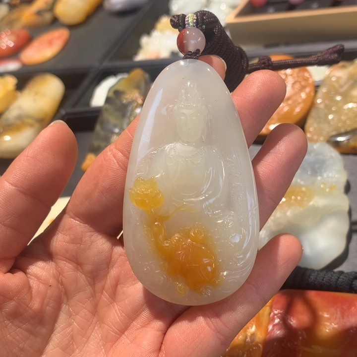 石英质玉（黄龙玉）未镶嵌颈饰