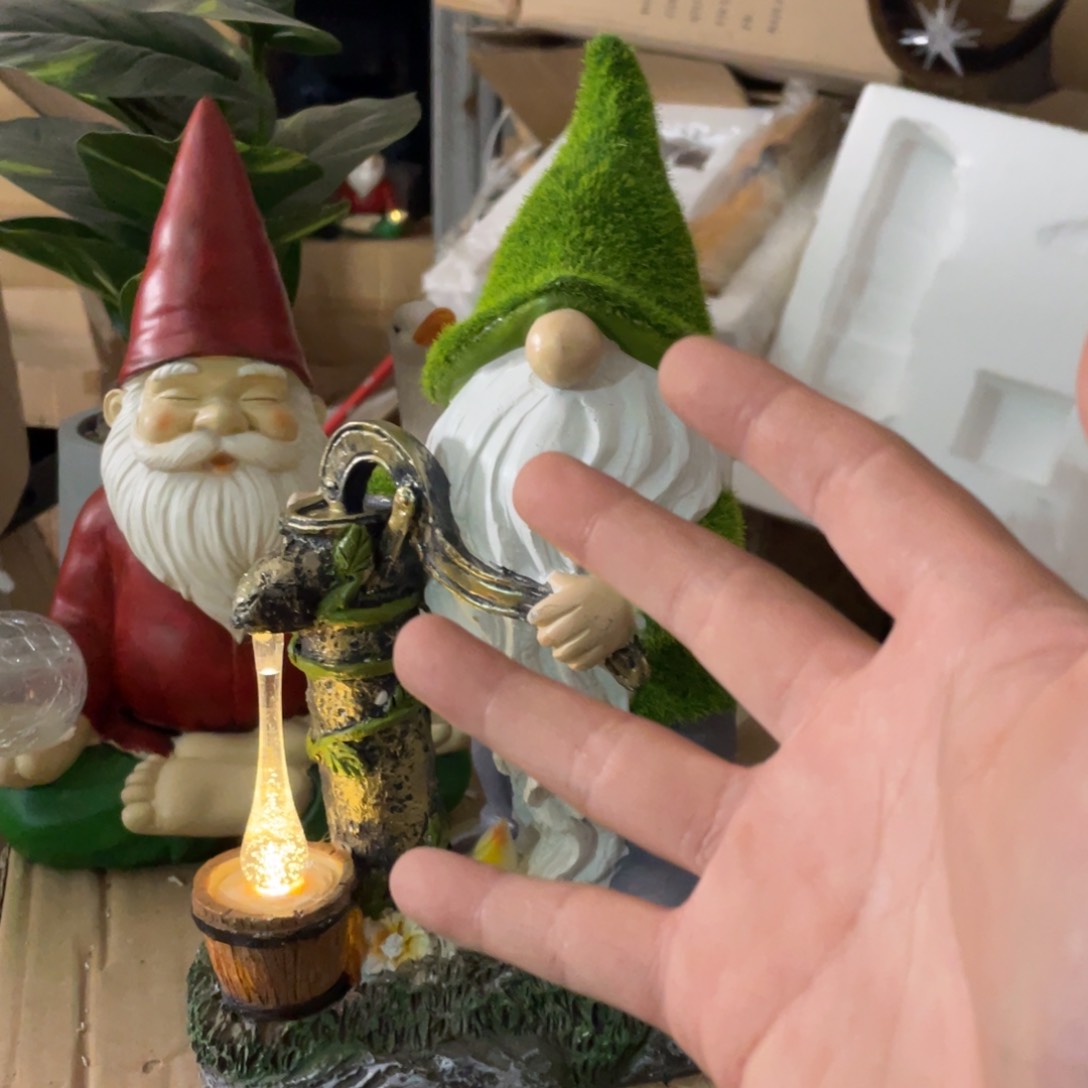 【闪购商品】树脂绿色植绒地精太阳能