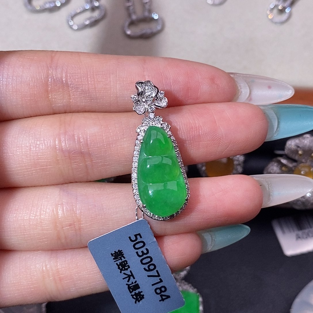 翡翠18K金镶嵌颈饰豆子