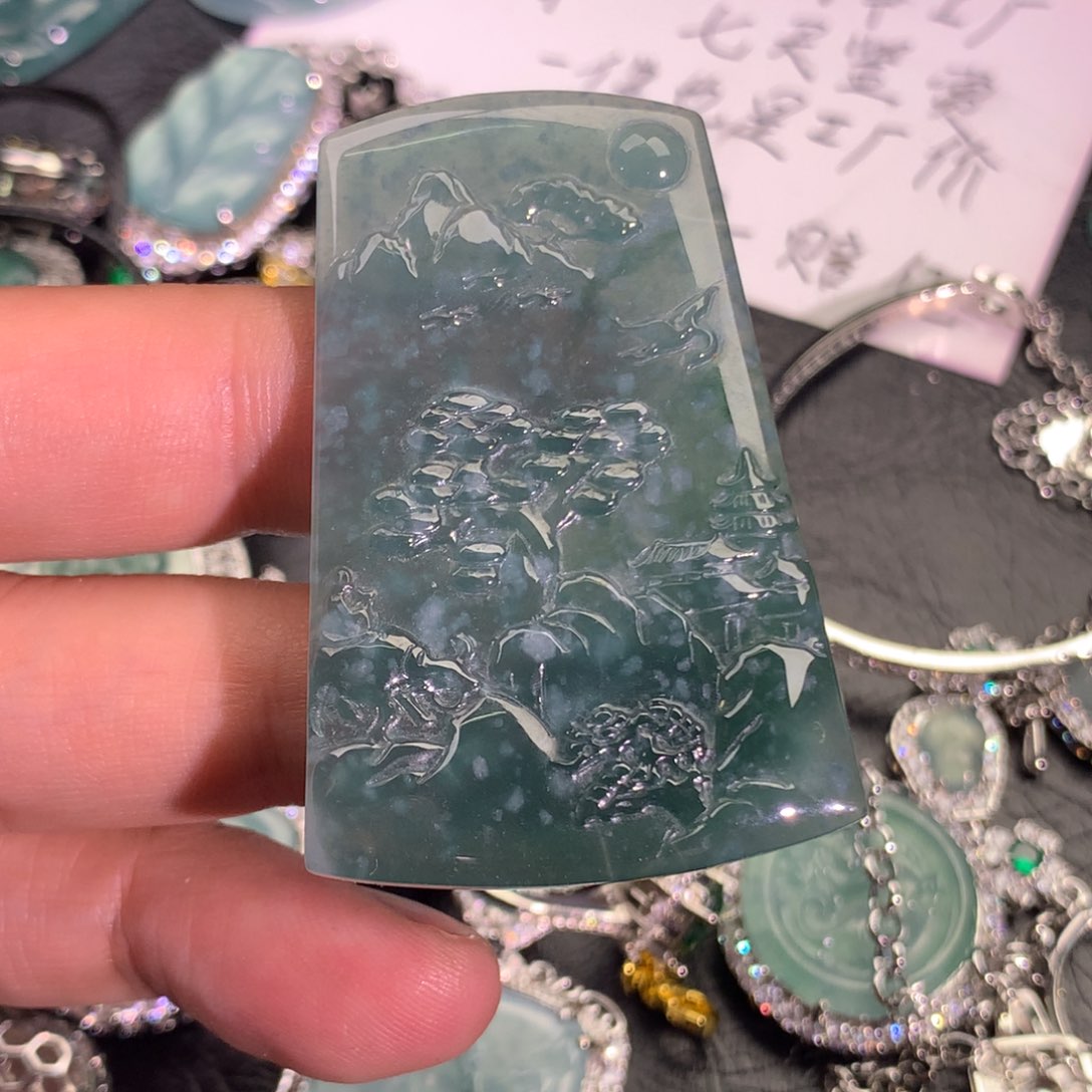 翡翠颈饰未镶嵌山水