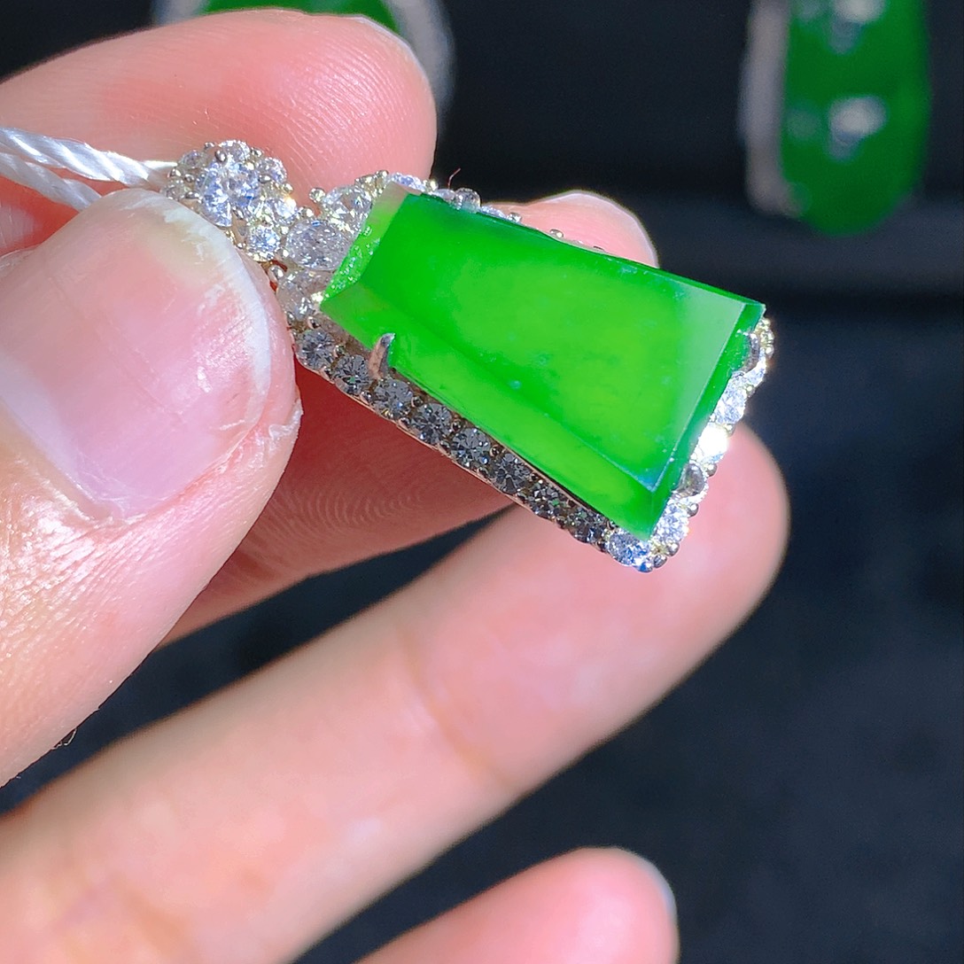 翡翠颈饰银S925镶嵌吊坠