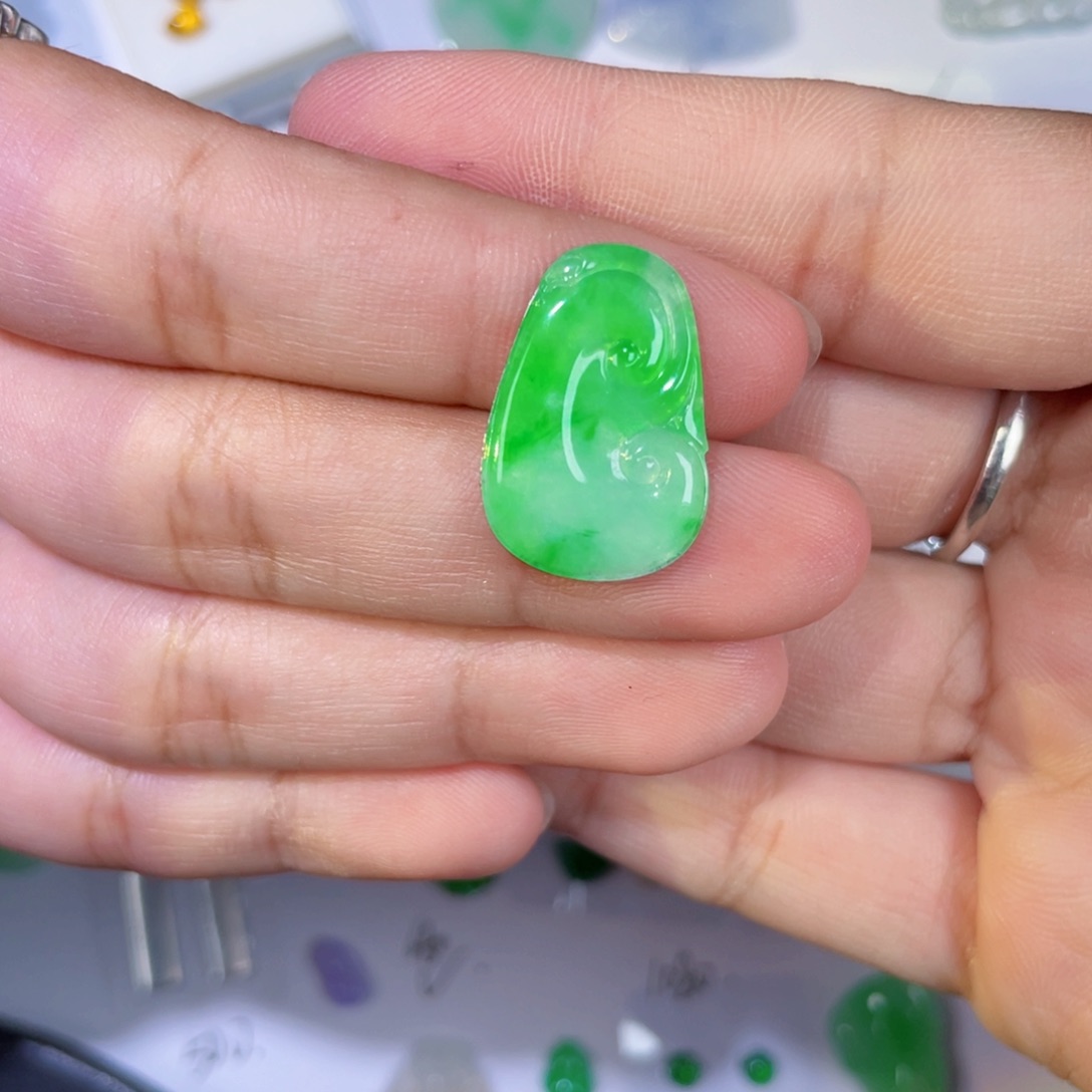 翡翠未镶嵌颈饰裸石