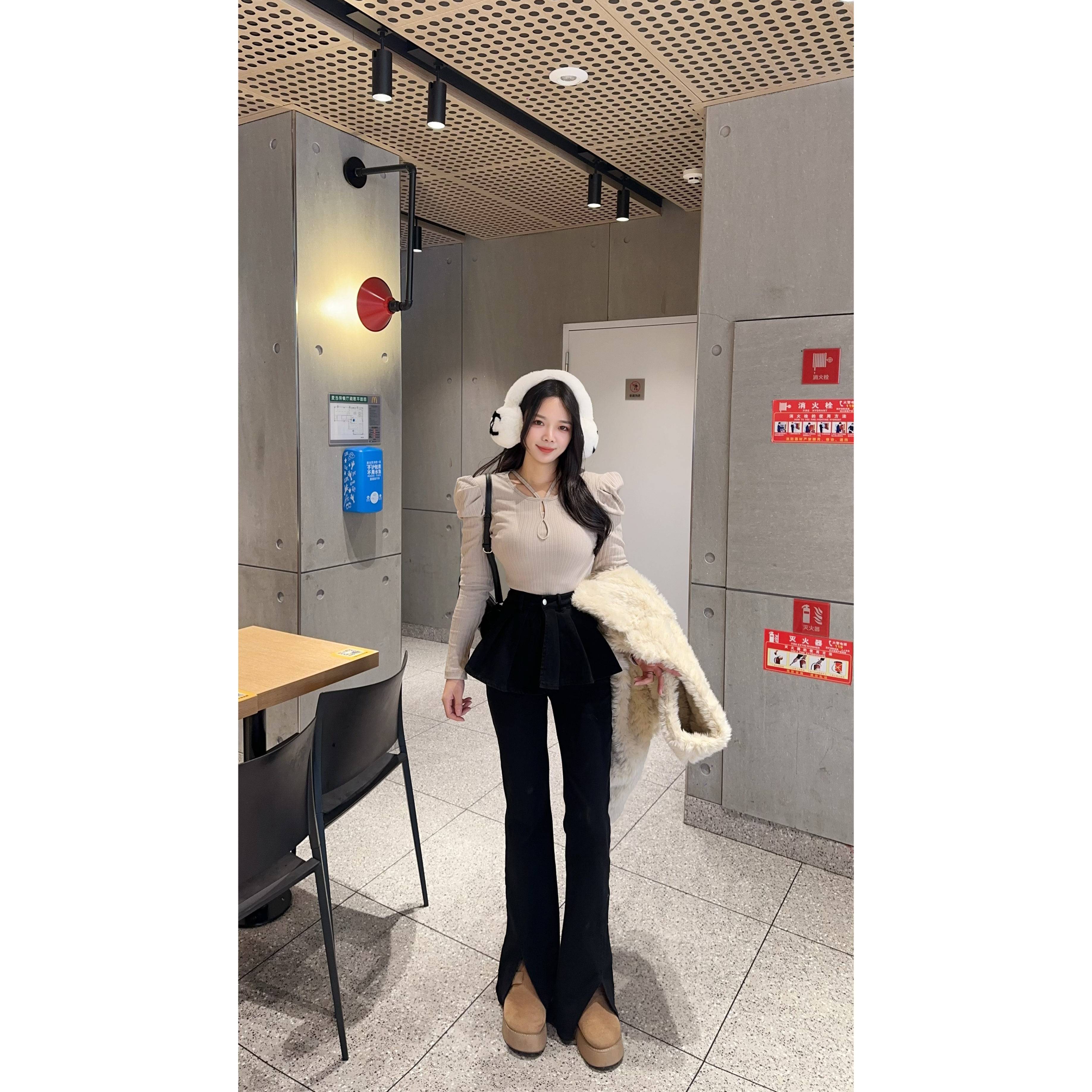 【TX】定制挂脖纯欲泡泡袖加厚打底T/重工加绒屁帘前开衩牛仔喇叭裤