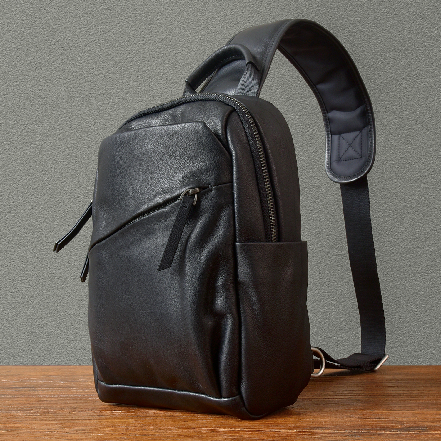 二十四街 真皮潮流百搭小胸包真皮通用软牛皮通勤休闲斜挎后背包