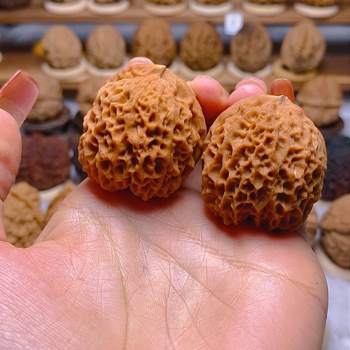 桃核把件臻龙绣球43mm