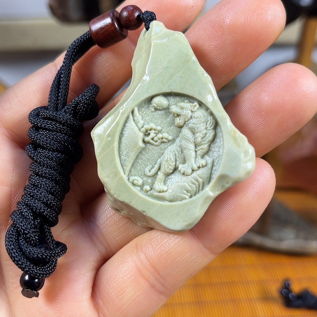 新疆原石雕刻手把件