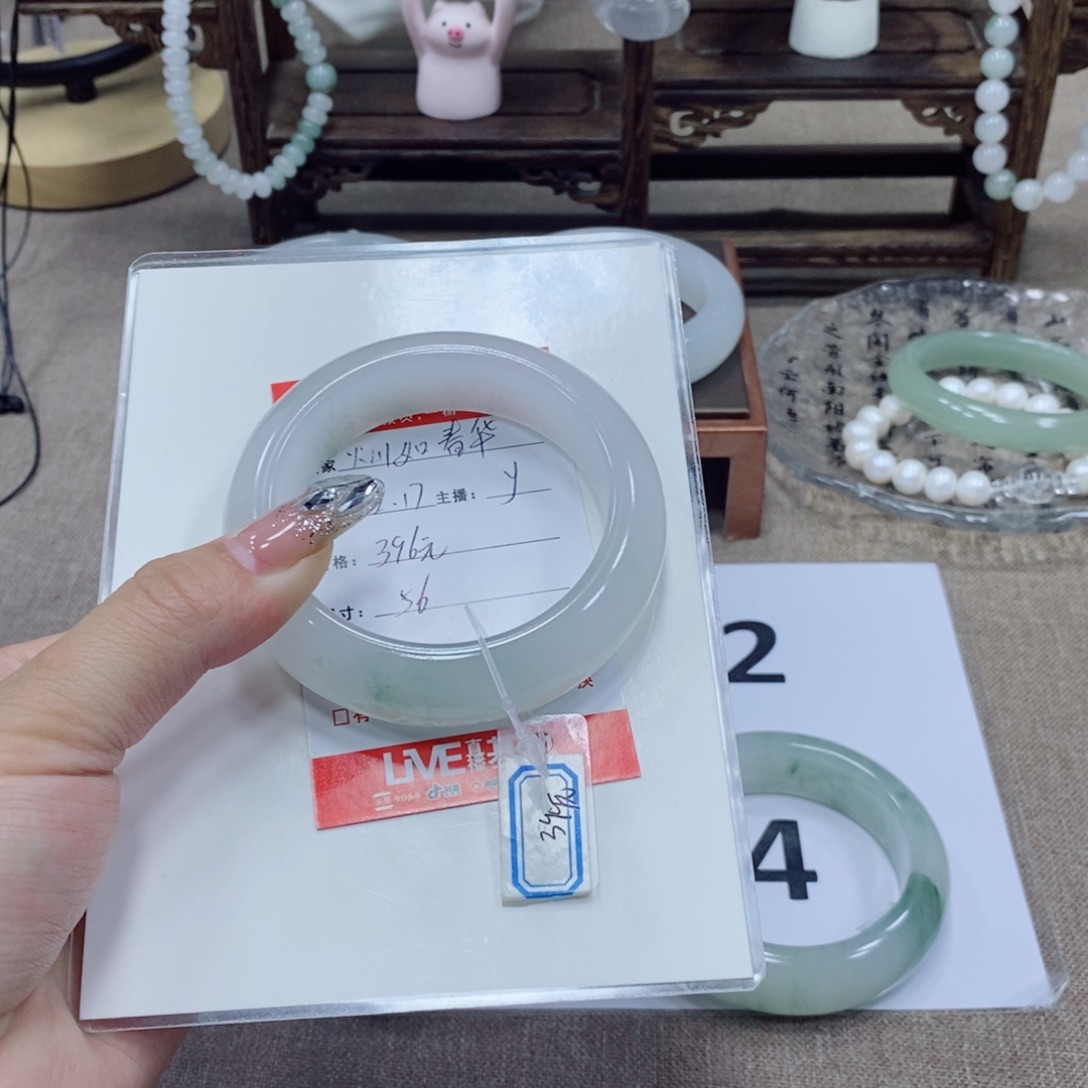 灿***华石英质玉未镶嵌手镯