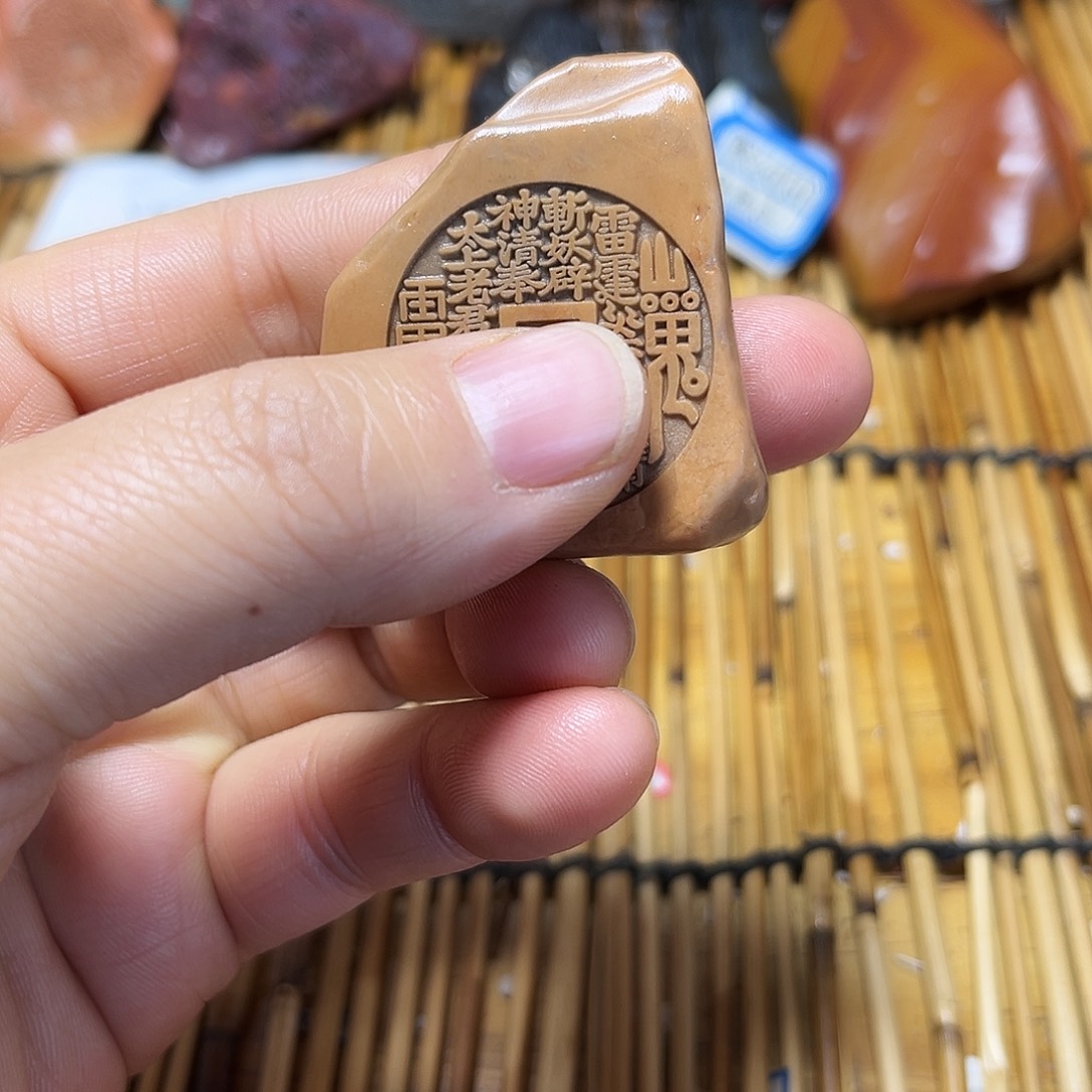 新疆原石雕刻手把件