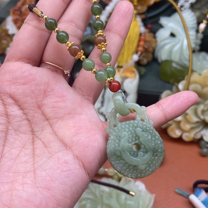 蛇纹石玉吊坠合金