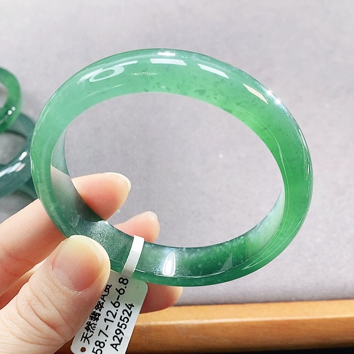 翡翠未镶嵌手镯（圆镯）