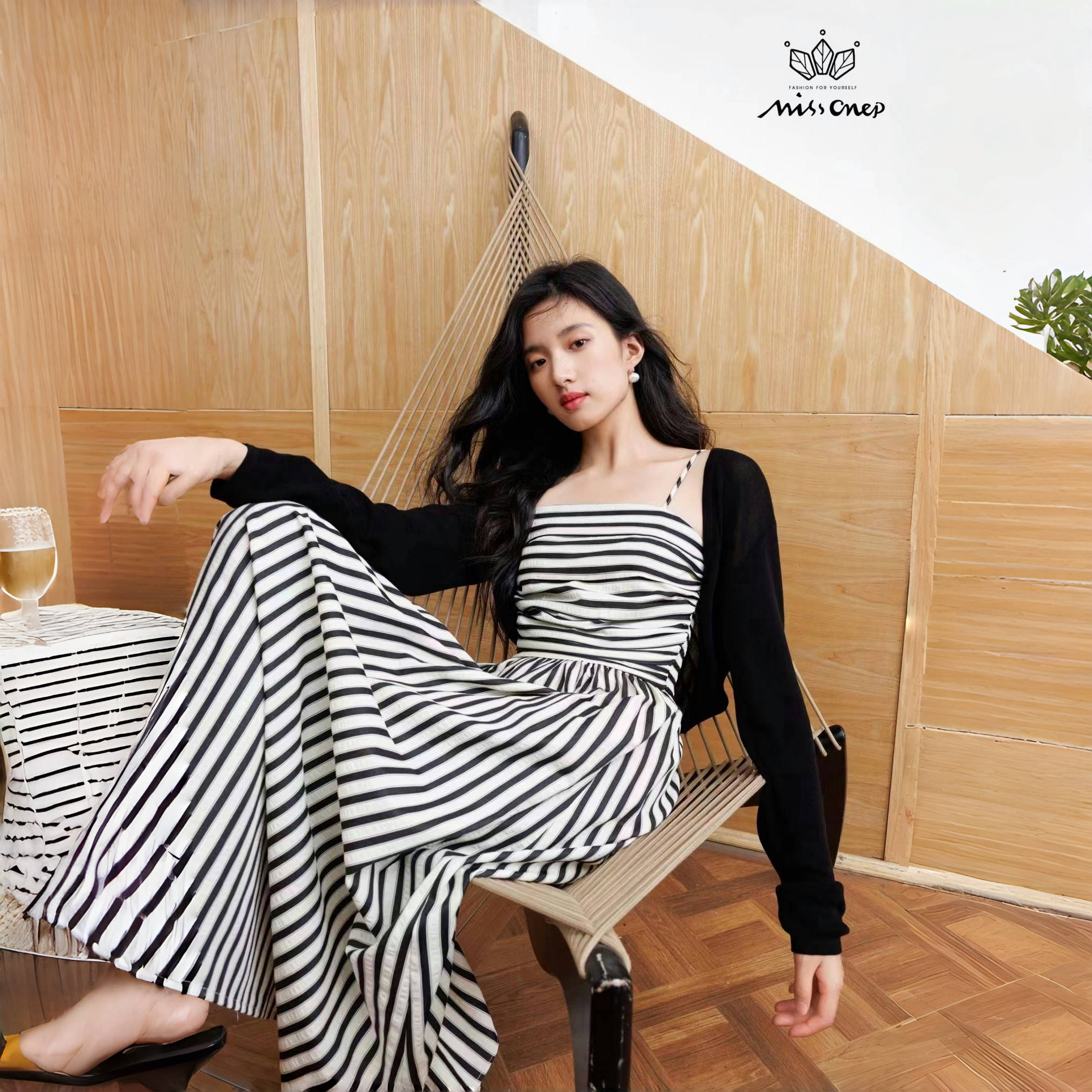 撞色棉感条纹吊带裙搭配开衫套装时尚又舒适