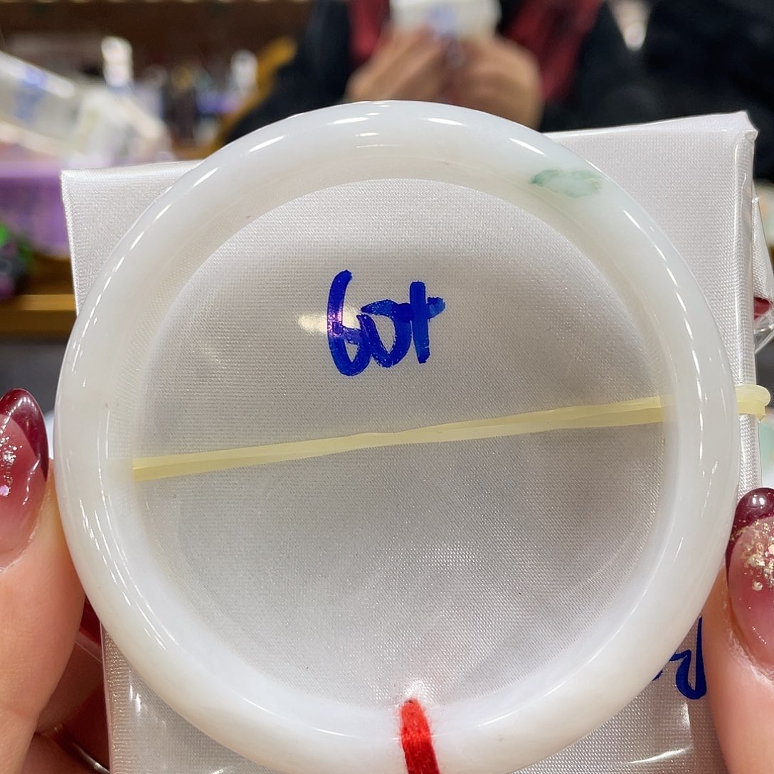 翡翠手镯未镶嵌翡翠手镯