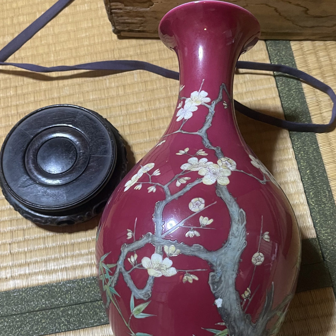 一件器型挺拔画片精美的瓶