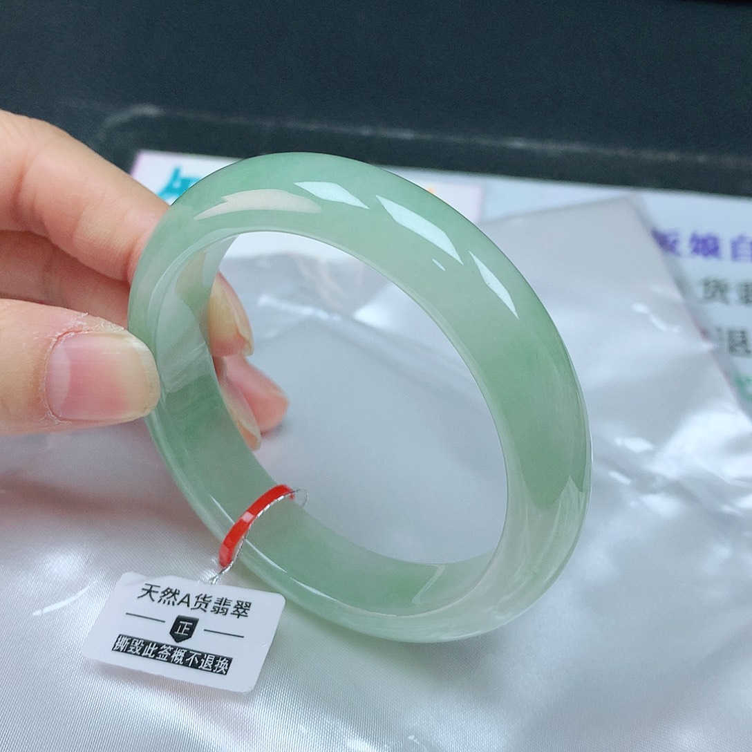 翡翠手镯未镶嵌54圈