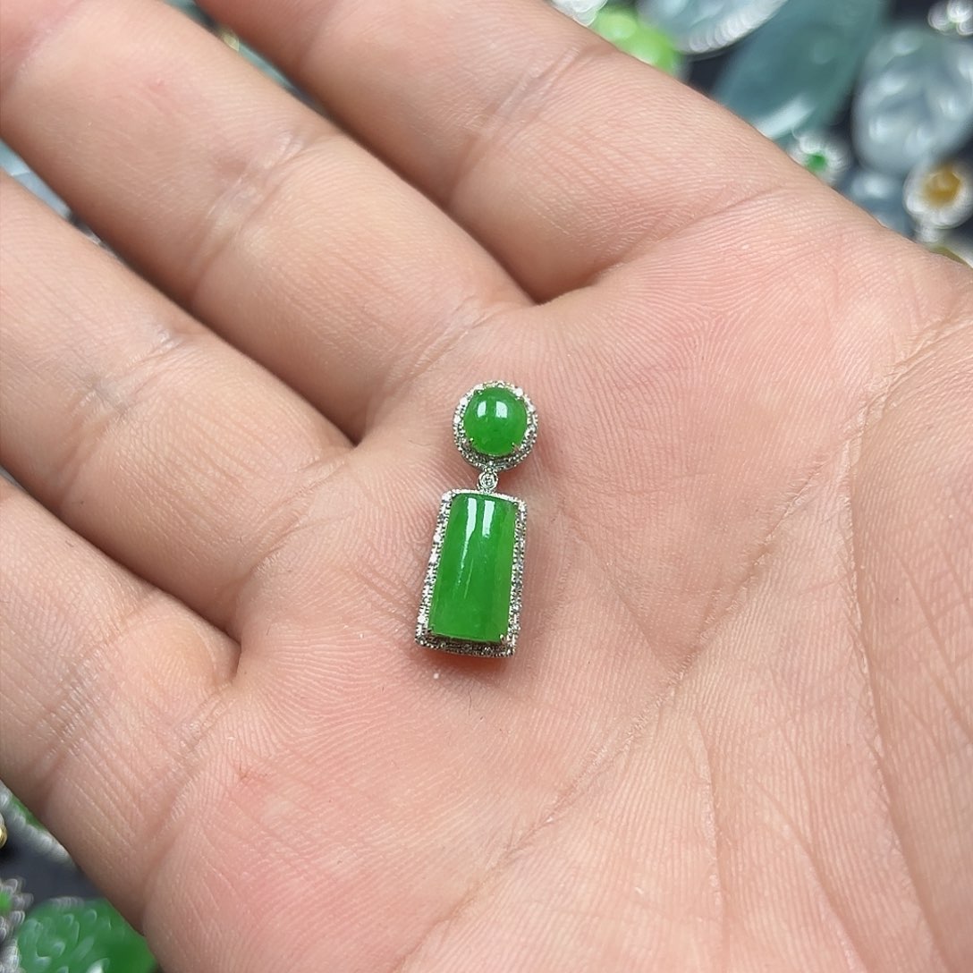 翡翠颈饰18K金镶嵌是**呀天然缅甸A货翡翠