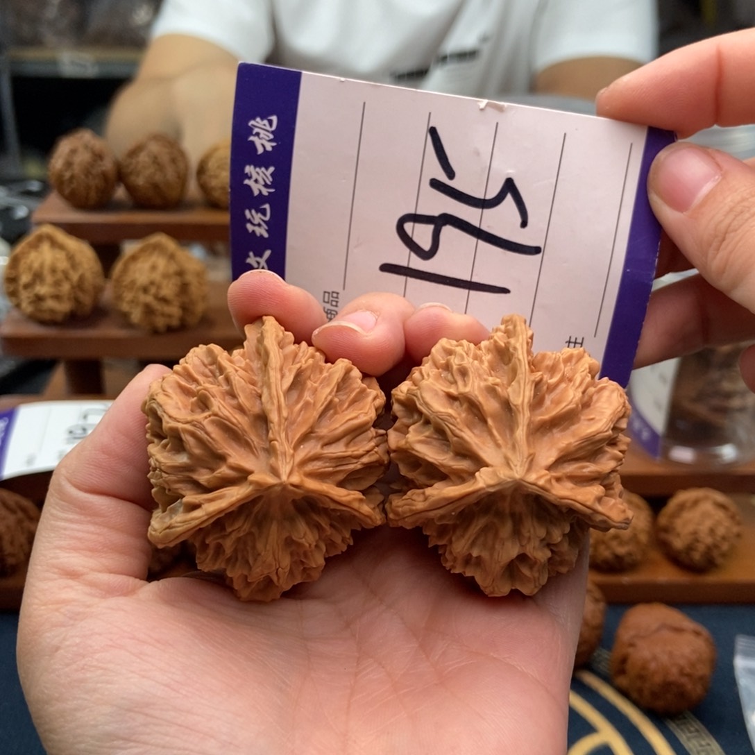 文玩核桃吊坠49三棱