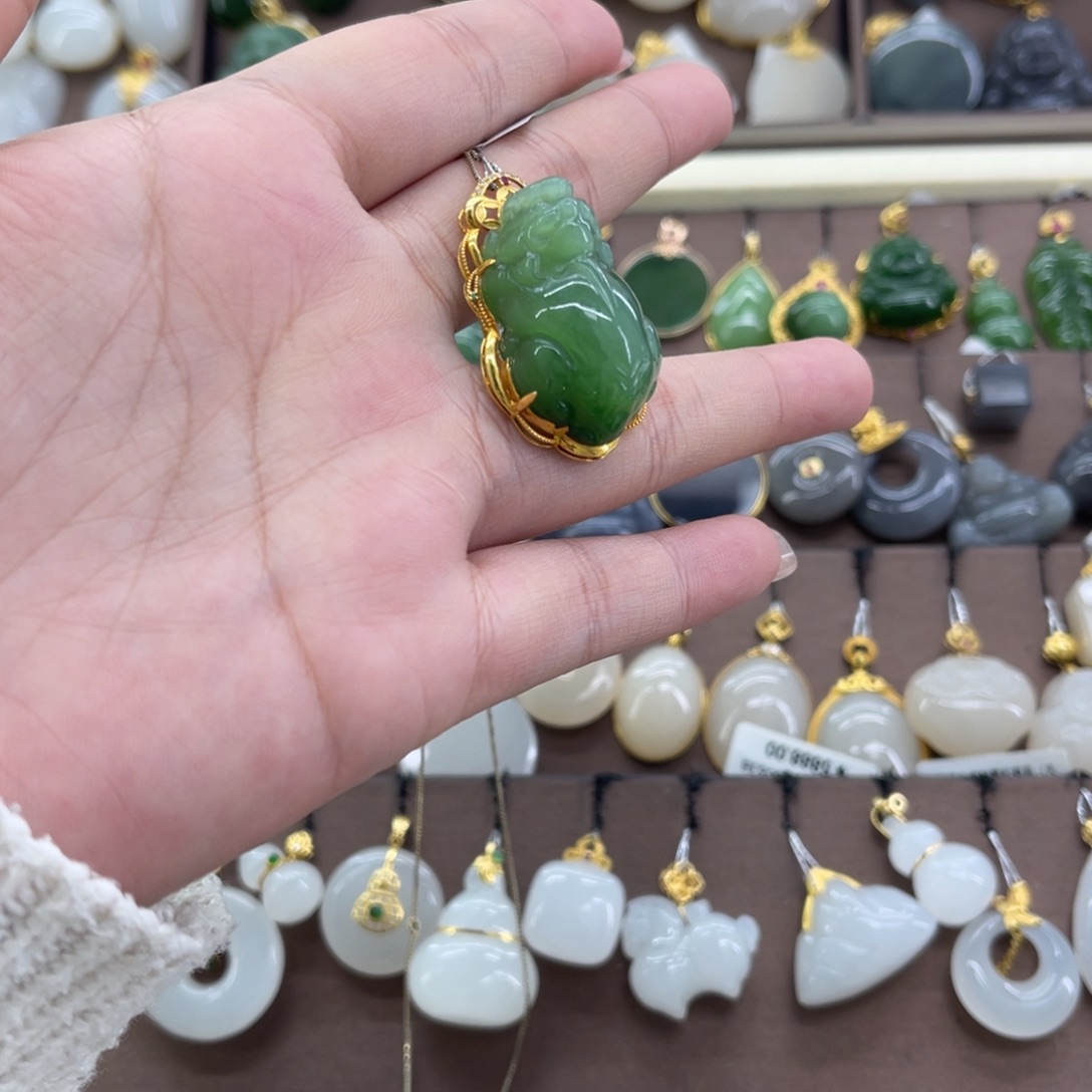 和田玉18K金镶嵌吊坠(赠链)