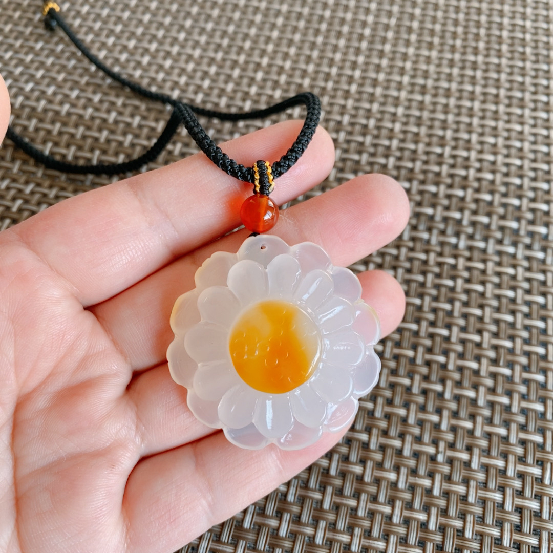 原石玛瑙手雕大花吊坠女士太阳花毛衣链精品玛瑙挂件俏色穿绳发货