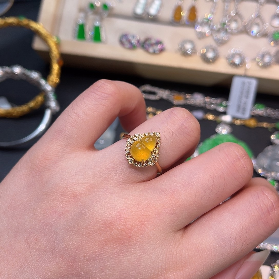 翡翠18K金镶嵌戒指葫芦