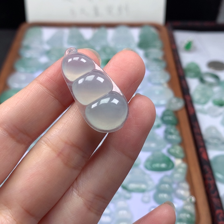 颈饰未镶嵌翡翠冰种大福豆