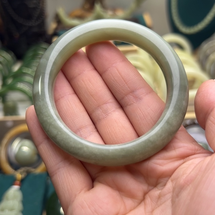 和田玉手镯未镶嵌55圈围6507