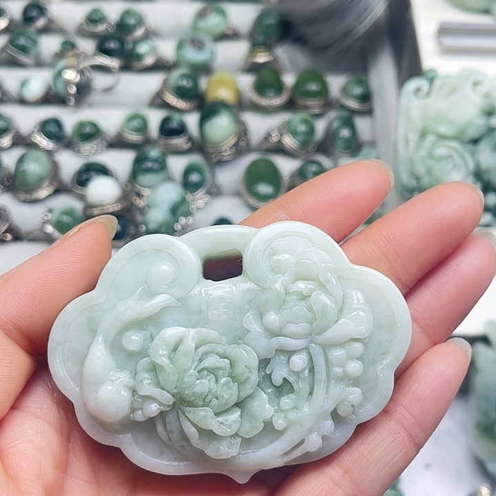 透闪石-蛇纹石玉颈饰未镶嵌