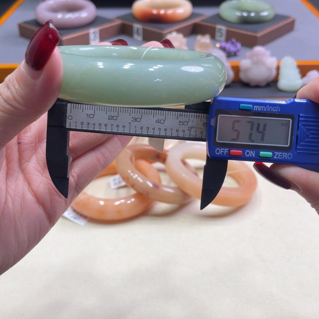 未镶嵌手镯石英质玉