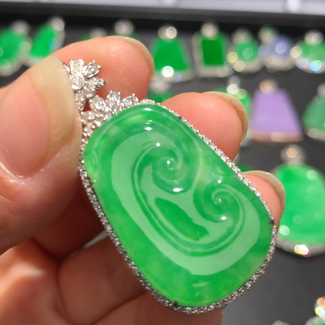 翡翠颈饰18K金镶嵌翡翠