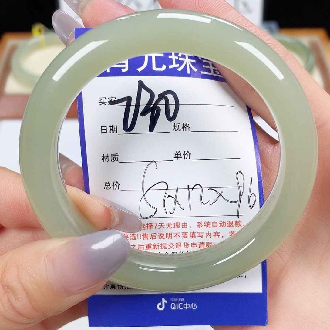 和田玉手镯未镶嵌