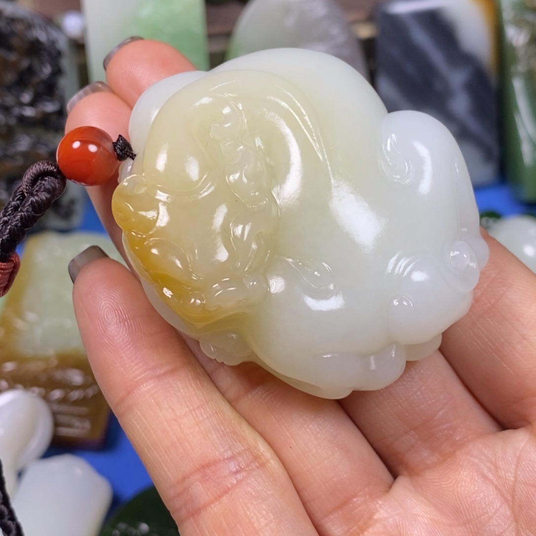 和田玉挂件未镶嵌好**着