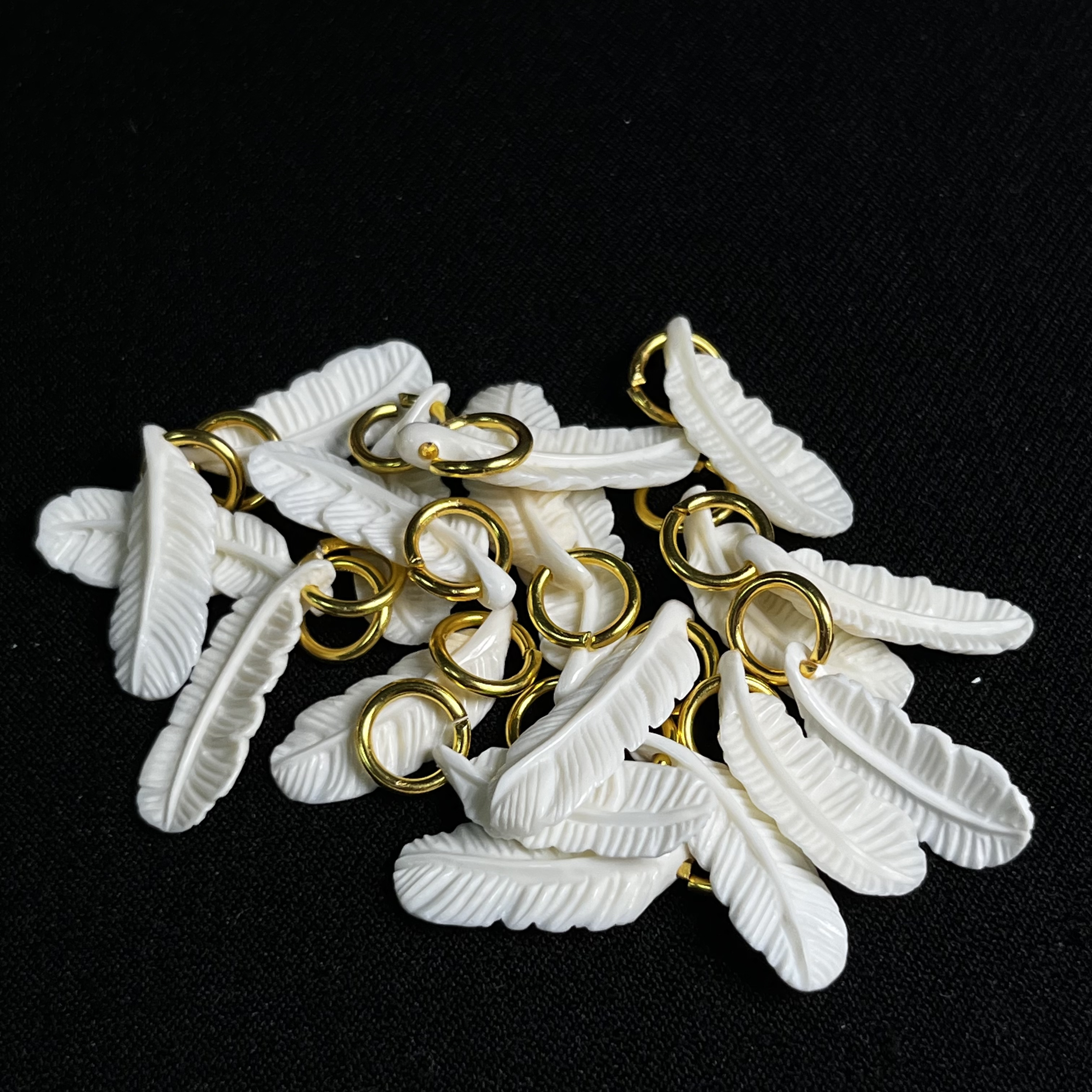 A137 羽毛侧挂 只做天然猛犸牙 尺寸约21*8*3mm