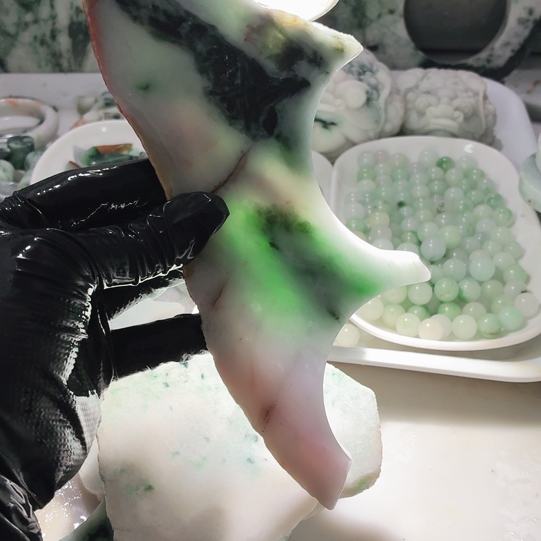 翡翠未镶嵌颈饰边角料