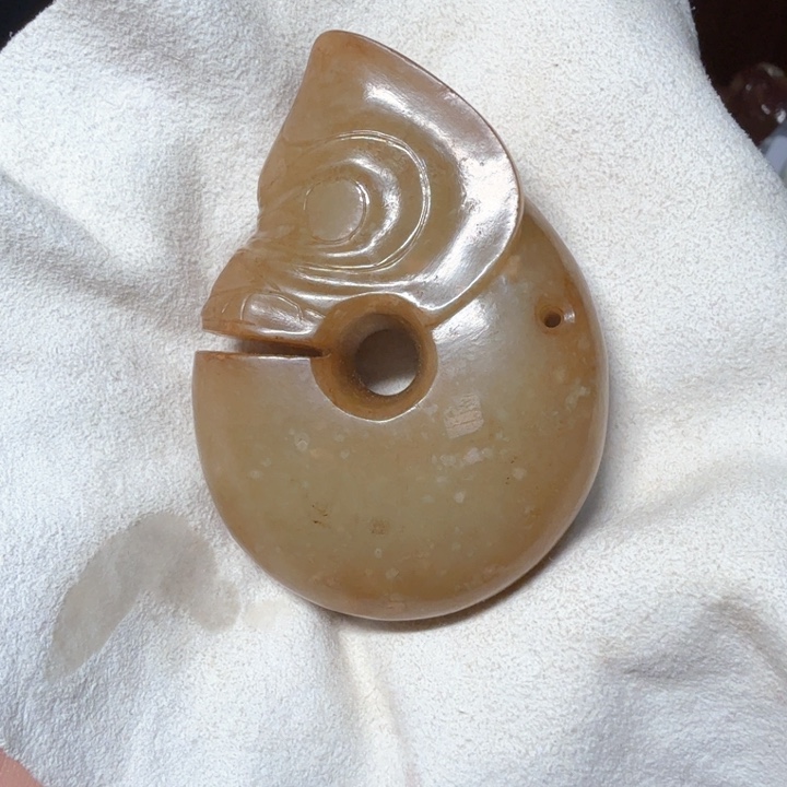 和田玉（糖玉）挂件未镶嵌得*辉