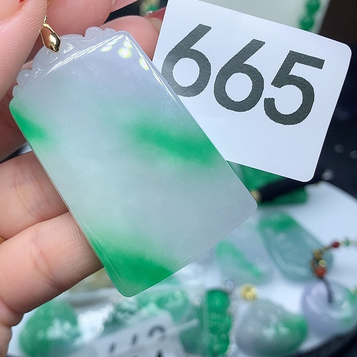 翡翠吊坠(赠链)未镶嵌