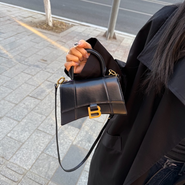 95新 Balenciaga/巴黎世家 巴黎世家 光面皮黑金沙漏xs 斜挎包