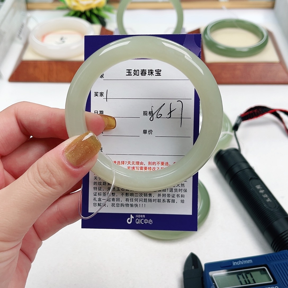 和田玉手镯未镶嵌青****歌