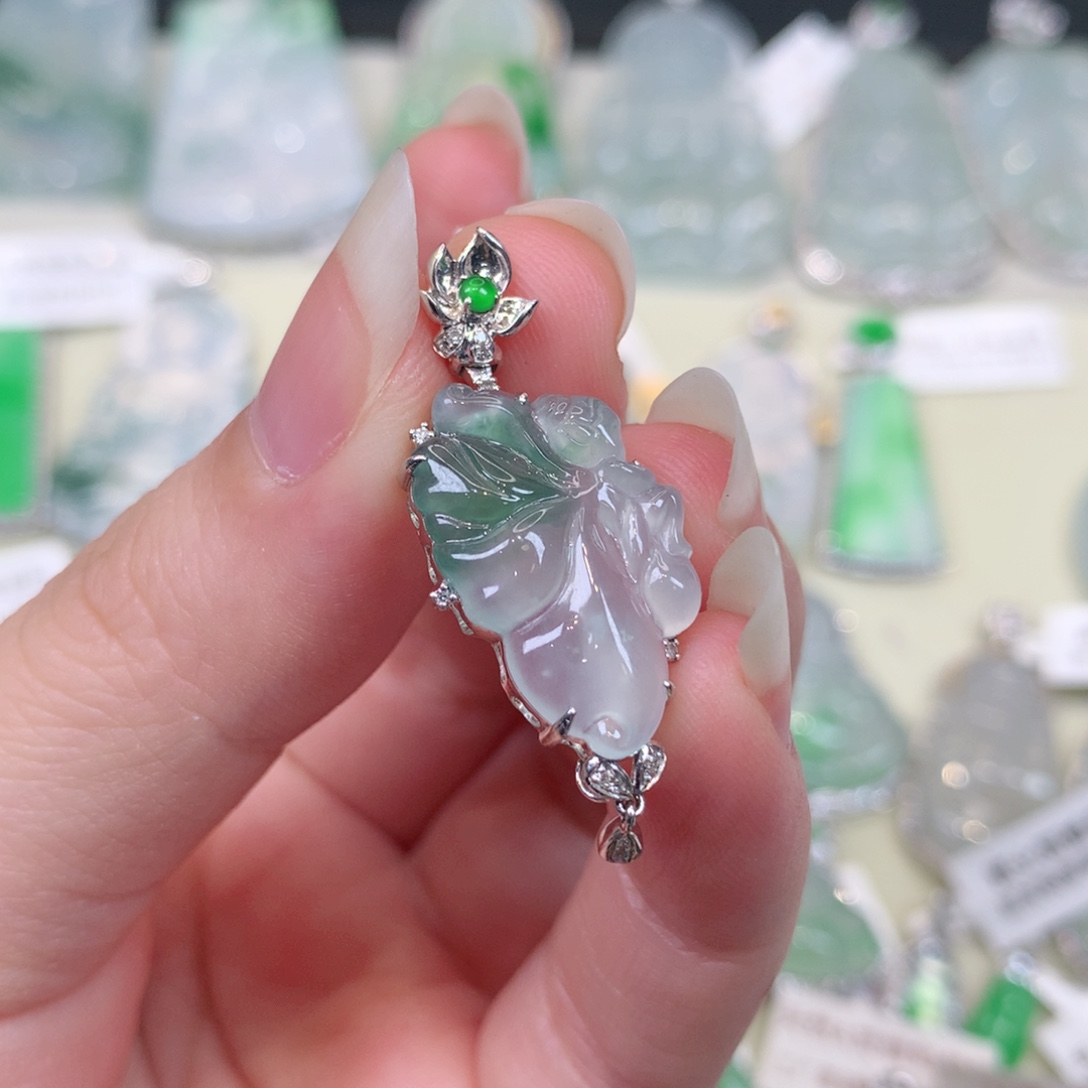 颈饰18K金镶嵌翡翠