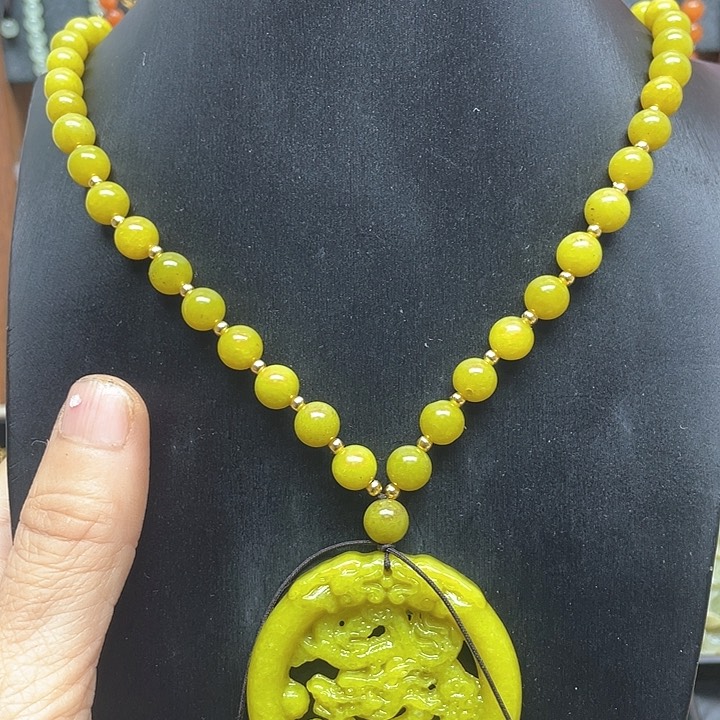 未镶嵌蛇纹石玉颈饰