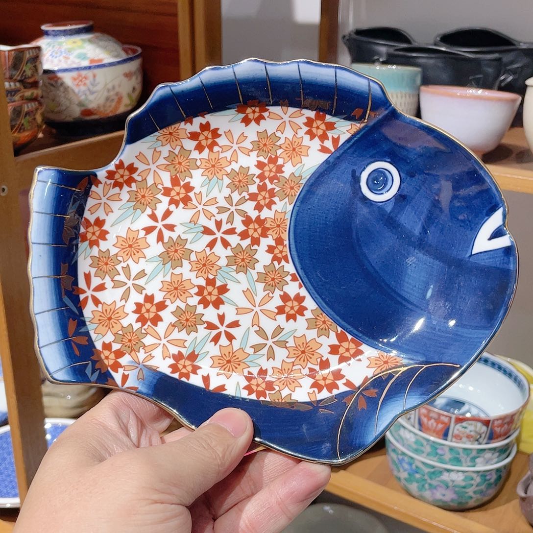 全新林九郎底款满彩绘樱花鱼形深盘小号