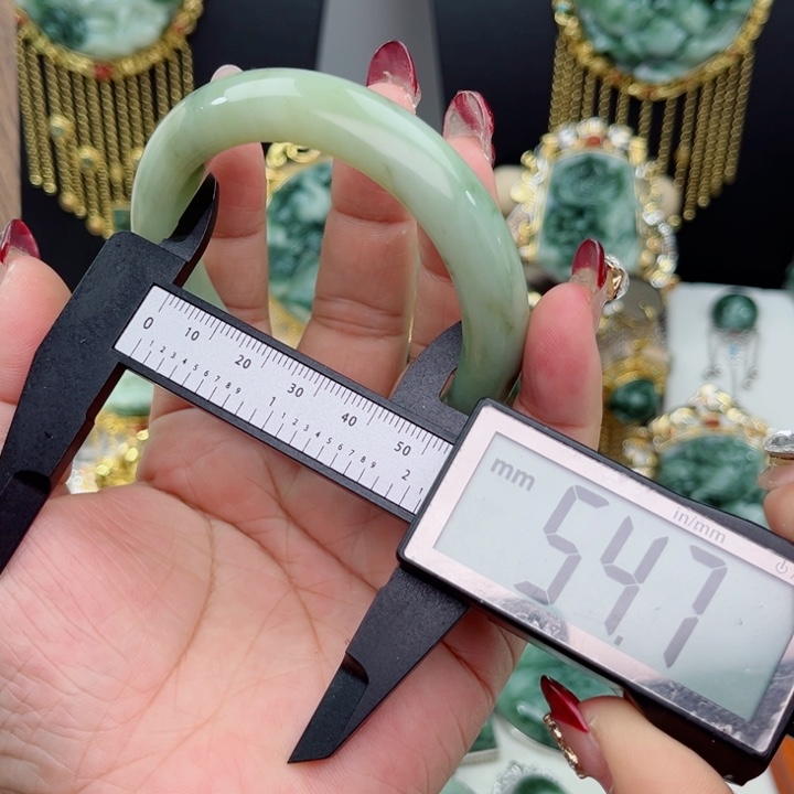 透闪石-蛇纹石玉手镯未镶嵌