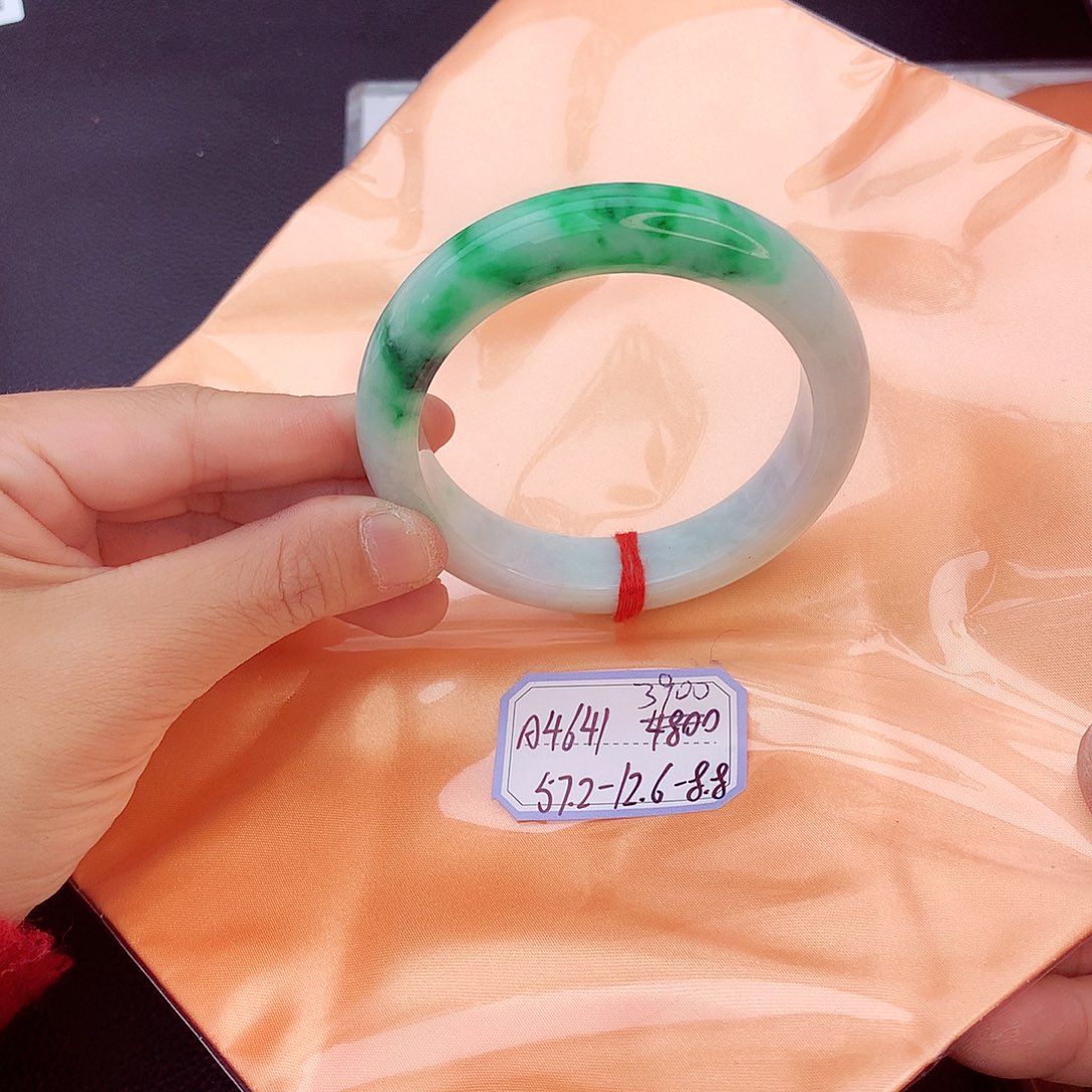 翡翠手镯未镶嵌翡翠