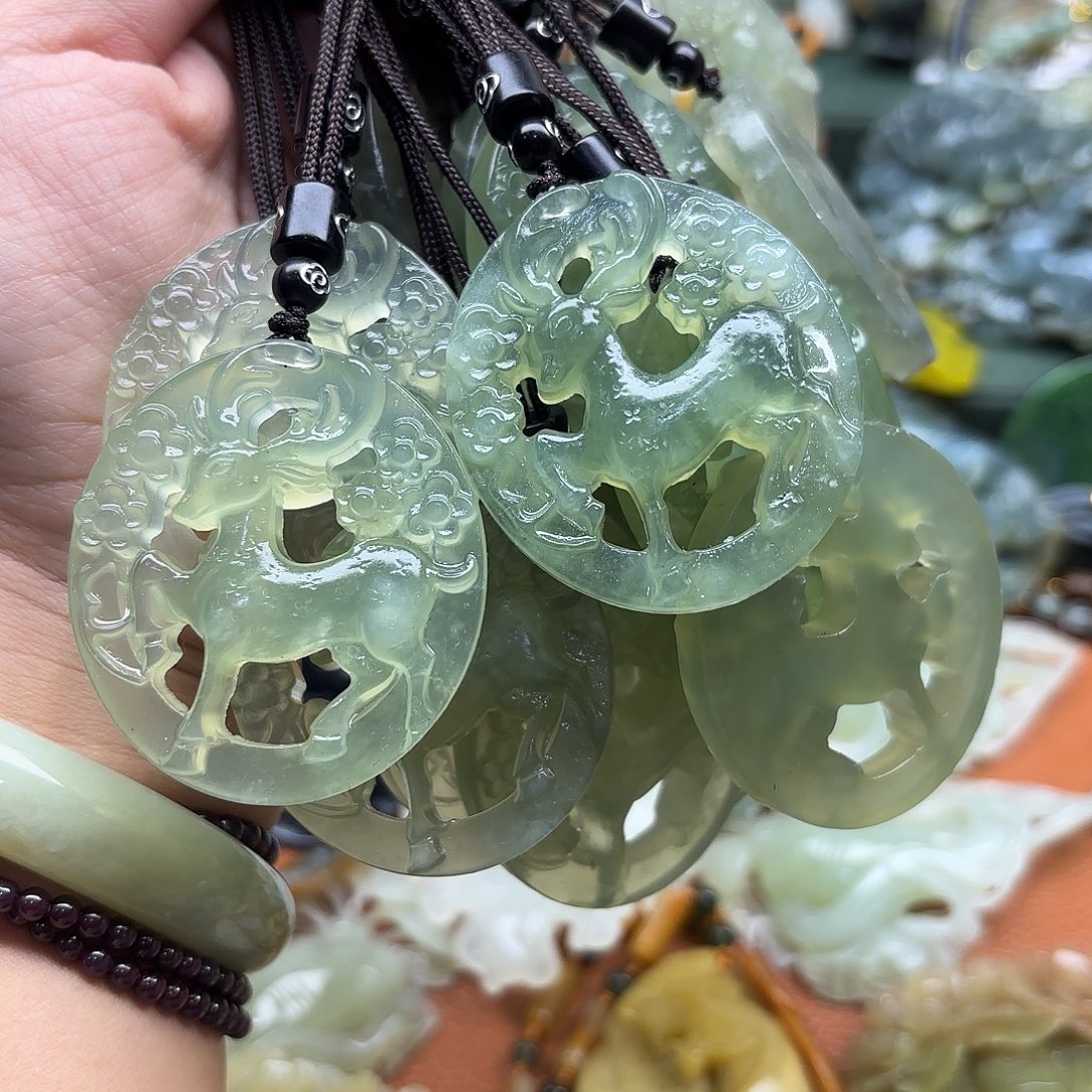 蛇纹石玉未镶嵌颈饰