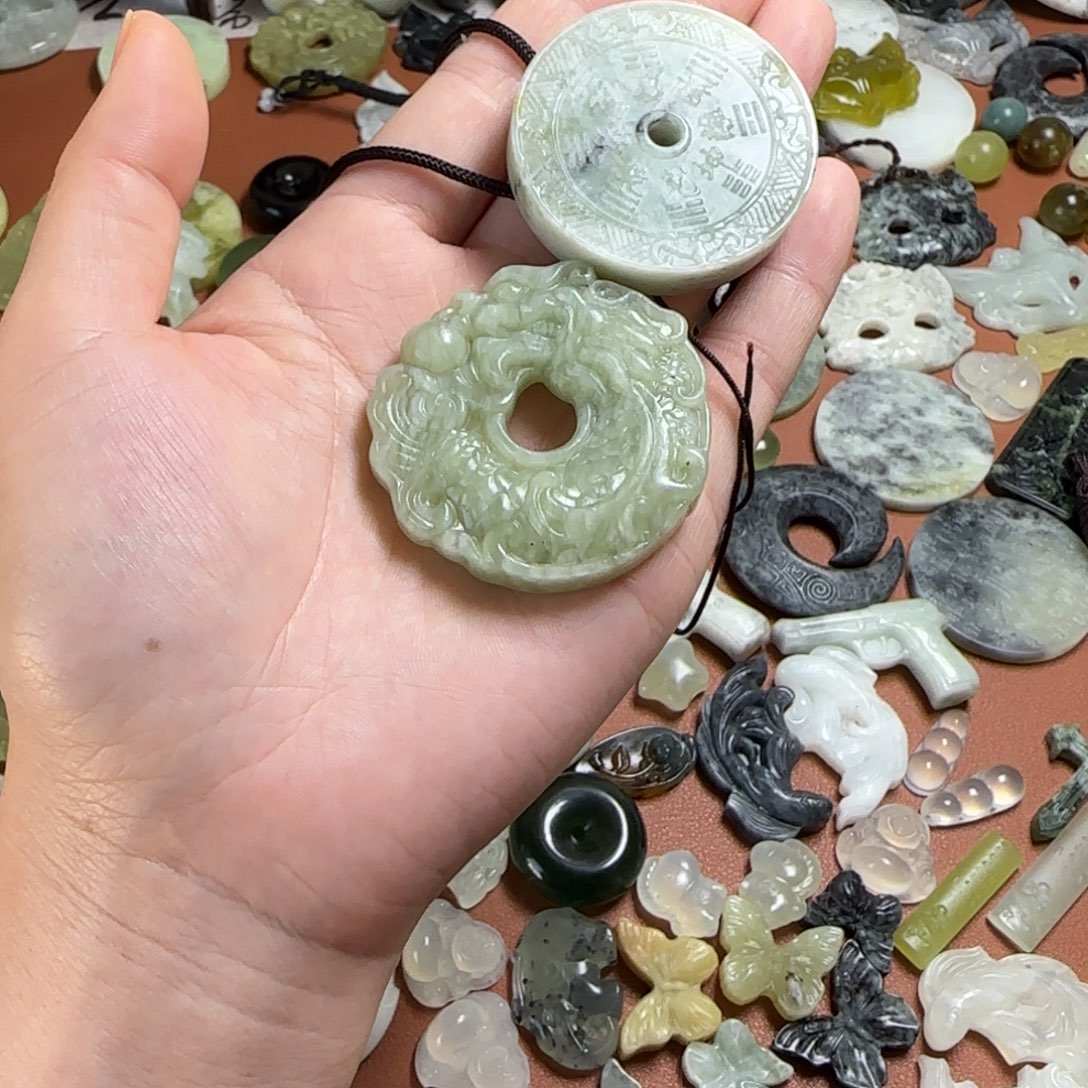 蛇纹石玉未镶嵌颈饰山鬼➕龙扣