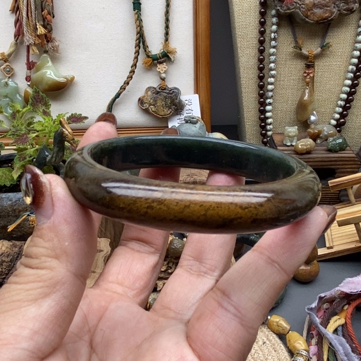 岫岩河磨玉（透闪石质玉）挂件未镶嵌?**满