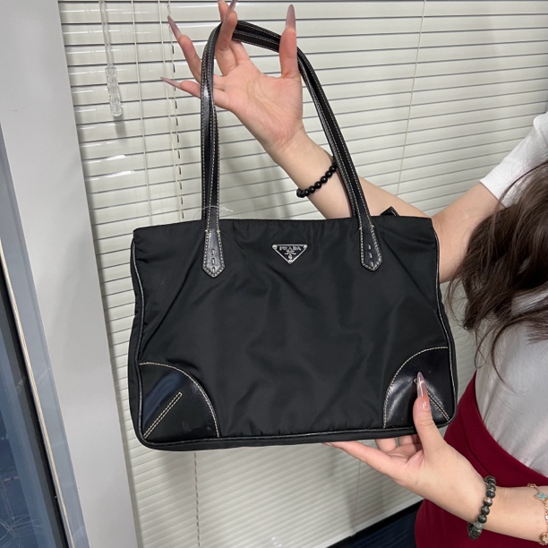 95新 Prada/普拉达 普拉达黑色手提包/sk564
