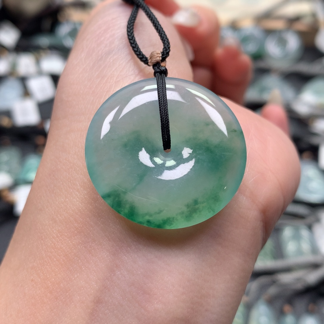 翡翠颈饰未镶嵌扣子