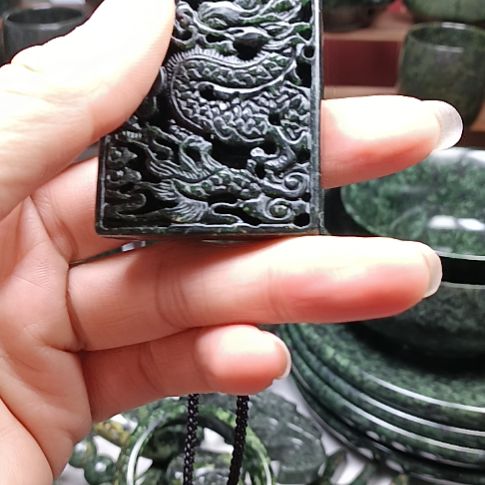 蛇纹石玉未镶嵌龙牌