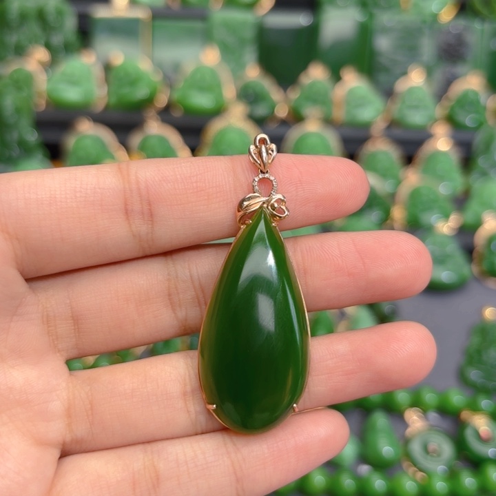 颈饰18K金镶嵌和田玉（碧玉）