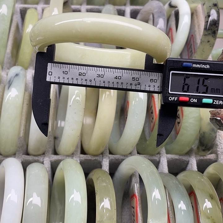 蛇纹石玉未镶嵌手镯175