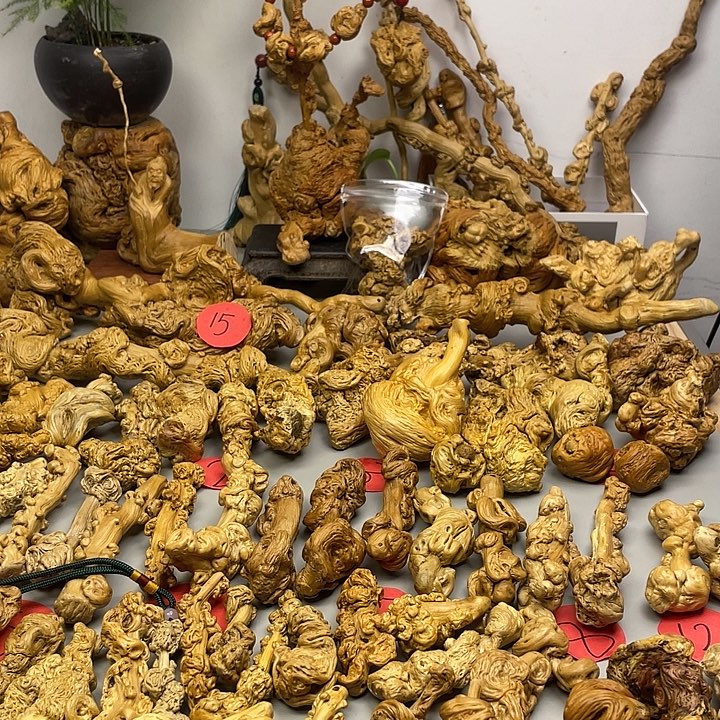 精品降龙木手把件
